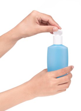 Beyaz arkaplanda el ele tutuşan temizleme toneri izole edildi.