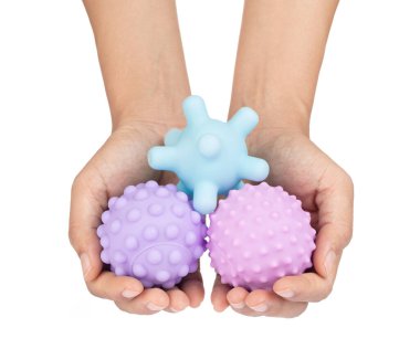 El ele tutuşan Pastel Lastik top oyuncağı beyaz arka planda izole edildi 