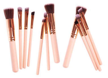 Beyaz arkaplanda izole edilmiş makyaj fırçaları.