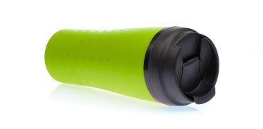 Beyaz arka planda izole edilmiş plastik spor su şişesi