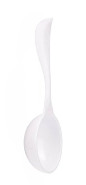 Beyaz arkaplanda izole edilmiş beyaz plastik kepçe.