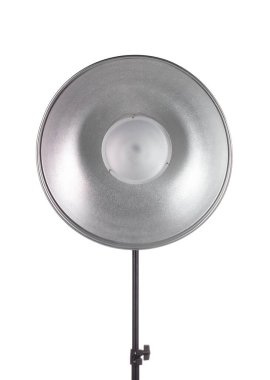 Fotoğraf stüdyosu için Flash Light ekipmanları beyaz arkaplanda izole edildi