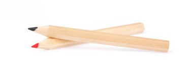 Beyaz arkaplanda izole edilmiş renkli kalemler