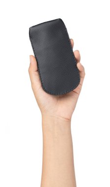 El ele tutuşan cep telefonu kutusu beyaz arkaplanda izole