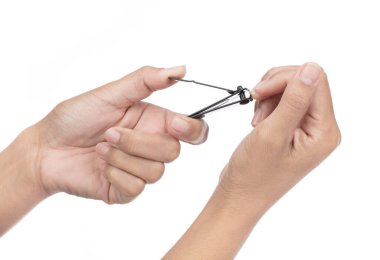 Beyaz arkaplanda izole edilmiş tırnak makasıyla oje kesmek. 