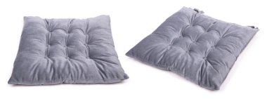 Beyaz arkaplanda izole edilmiş gri koltuk minderi.