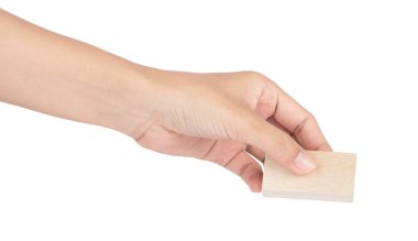 El ele tutuşan tahta blok beyaz arkaplanda izole