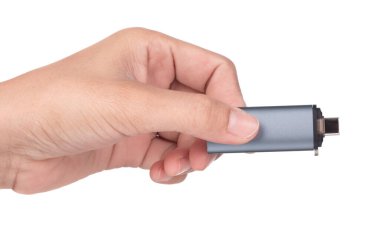 El ele tutuşan Kart Okuyucu Tipi C beyaz arkaplanda izole edildi