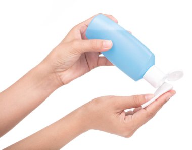 Beyaz arkaplanda el ele tutuşan temizleme toneri izole edildi.