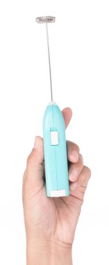 El ele tutuşan otomatik çırpma çırpma teli karıştırıcı yumurta çırpıcısı beyaz arkaplanda izole edilmiş