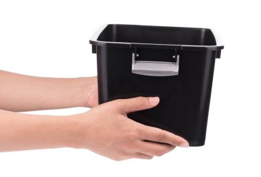 El ele tutuşan plastik kutu beyaz arkaplanda izole edildi.