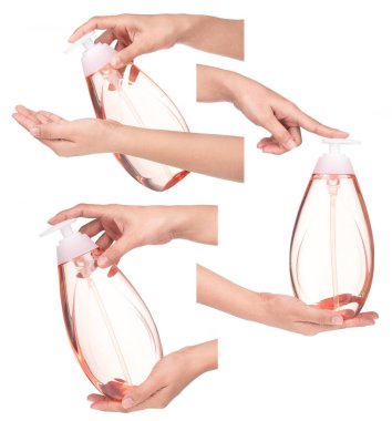 Beyaz zemin üzerinde sıvı sabun bulunan plastik bir şişe..