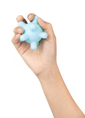 El ele tutuşan Mavi Lastik top oyuncağı beyaz arka planda izole edildi 