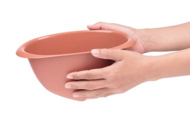 El ele tutuşma, mutfak malzemeleri, su sepeti, sebze kasesi, beyaz arka planda izole edilmiş.