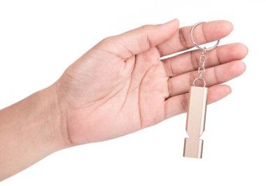 Metal Islık Anahtarlığı Anahtarlığı beyaz arkaplanda izole edildi. 