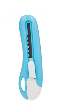 Mavi kesici bıçak beyaz arkaplanda izole edilmiş.