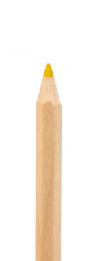 Beyaz arkaplanda izole edilmiş sarı kalem.
