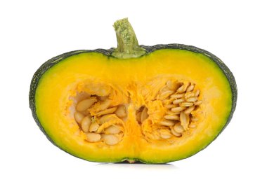  Dilimlenmiş balkabağı beyaz arkaplanda izole edilmiş