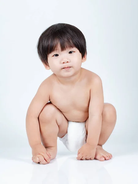 Enfant Garçon Assis Sur Sol Isolé Sur Fond Blanc — Photo