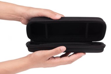 Beyaz arka planda el ele tutuşan şok geçirmez çanta..