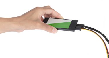 Beyaz arkaplanda elle tutulan Solid durum sürücüsü (SSD) izole edildi