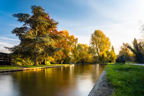 Lon exposure image of the river Cam in autumn, Cambridge, UK — Stock Photo, Image