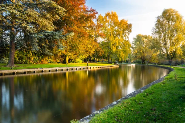 Lon exposure image of the river Cam in autumn, Cambridge, UK — Stock Photo, Image