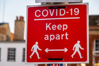 Covid-19 sosyal mesafeyi teşvik etmek için kırmızı tabelayı ayrı tutun, Cambridge