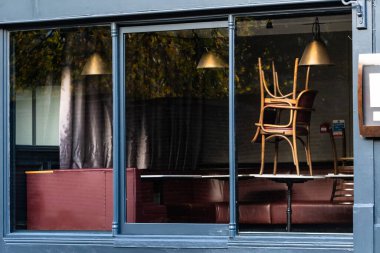 COVID-19 salgınının ortasında boş bir restoranın penceresi kapanmak zorunda kaldı