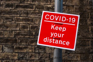 Covid-19 sosyal mesafeyi teşvik etmek için kırmızı tabelayı ayrı tutun, Cambridge