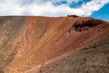 Etna Dağı volkanik manzarası ve tipik bitki örtüsü Sicilya