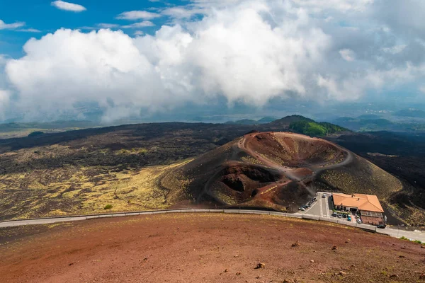 Vulkanlandschaft des Ätna und seine typische Vegetation, Sizilien — Stockfoto