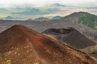 Rifugio Sapienza yakınlarındaki bulutlar arasındaki Etna volkan kraterlerinin görüntüsü. Sicilya, İtalya