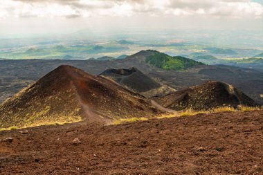 Rifugio Sapienza yakınlarındaki bulutlar arasındaki Etna volkan kraterlerinin görüntüsü. Sicilya, İtalya