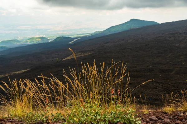 Vista Das Crateras Vulcão Etna Entre Nuvens Perto Rifugio Sapienza — Fotografia de Stock