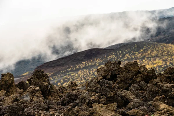 Vista Paisagem Vulcão Etna Entre Nuvens Perto Rifugio Sapienza Vegetação — Fotografia de Stock