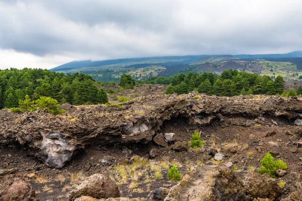 Utsikt Över Etna Vulkan Landskap Bland Molnen Nära Rifugio Sapienza — Stockfoto