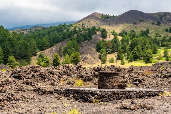 Refugio de Santa Bárbara en el Monte Etna y el pozo de piedra de lava, Sicilia —  Fotos de Stock