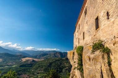 Castiglione di Sicilia, İtalya 'daki Lauria Kalesi' nin alçak açılı görüntüsü