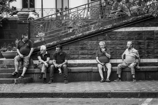 Zafferana etnea, Italy - 07 2020: Men chatting outdoor holding masks — Stock Photo, Image