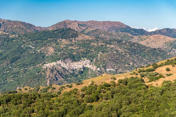 Vista de Francavilla di Sicilia y el valle y las montañas circundantes — Foto de Stock