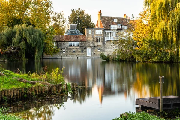 Long exposure of typical Cambridge building by the river — Stock Photo, Image