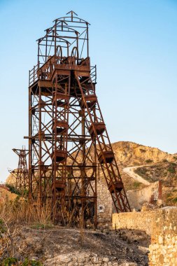 İtalya, Caltanissetta yakınlarındaki Riesi 'deki Trabia Tallarita madencilik kompleksinin terk edilmiş binaları ve makineleri.