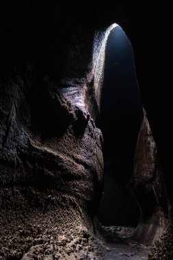 İtalya 'nın Etna Dağı' ndaki Serracozzo volkanik mağarasından görüntüyü al.