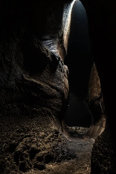Blick von innen auf die Vulkanhöhle von Serracozzo auf dem Ätna, Italien — Stockfoto