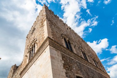 İtalya 'nın Taormina kentindeki tarihi bir binanın alçak açılı görüntüsü