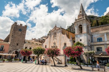 Aziz Joseph Kilisesi ile Taormina Meydanı