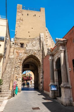Taormina, İtalya 'da saat kulesi ve orta kapı