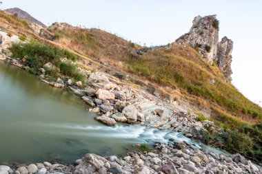 Pietra perciata bölgesi - delikli kaya - Riesi 'deki maden alanının yakınında.