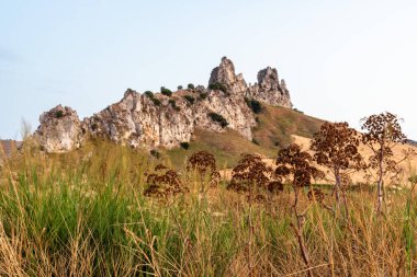 Pietra perciata bölgesi - delikli kaya - Riesi 'deki maden alanının yakınında.